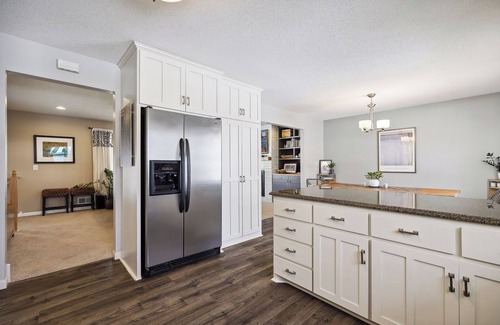 Plymouth House | Spacious retreat close to Wayzata, Lake Minnetonka and outdoor trails. nn