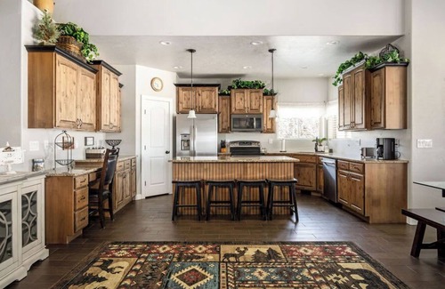 Grantsville House | Spacious Retreat for over 32 Parking, Horse Stalls