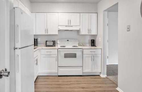 Edgemoor Apartment | Spacious Retreat I Balcony I Parking I Chateau