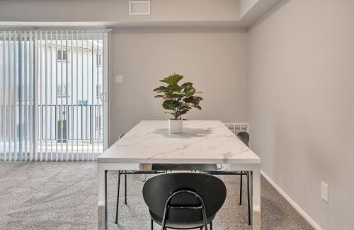Edgemoor Apartment | Spacious Retreat I Balcony I Parking I Chateau
