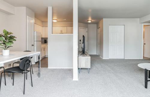 Edgemoor Apartment | Spacious Retreat I Balcony I Parking I Chateau