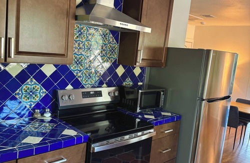 River Road Apartment | Spacious Retreat Near River Walk & The Pearl – 2BR, Ideal for Groups