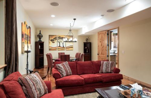 Canyon Links Apartment | Spacious Retreat, Sleeps 7, Minutes to Skiing, Private Hot Tub, Scenic Views, Ultimate Relaxation!