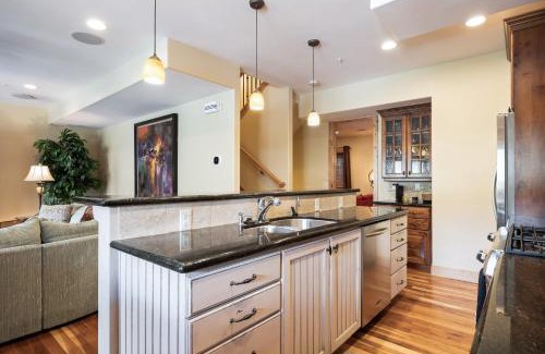 Canyon Links Apartment | Spacious Retreat, Sleeps 7, Minutes to Skiing, Private Hot Tub, Scenic Views, Ultimate Relaxation!