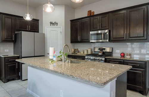 Onion Creek Meadows House | Spacious Retreat - w/3 King Beds - Boats for rent