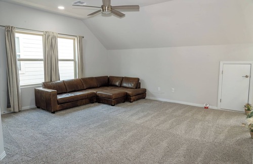 Onion Creek Meadows House | Spacious Retreat - w/3 King Beds - Boats for rent
