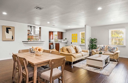 East Pasadena House | Spacious Retreat w Large Kitchen Outdoor Patio
