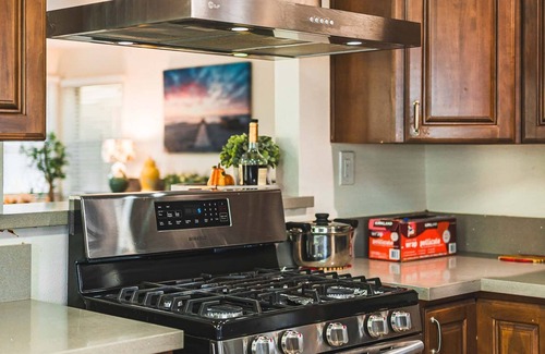 East Pasadena House | Spacious Retreat w Large Kitchen Outdoor Patio
