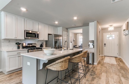 Broken Arrow House | Spacious Retreat with Vaulted Ceilings & Primary Suite!