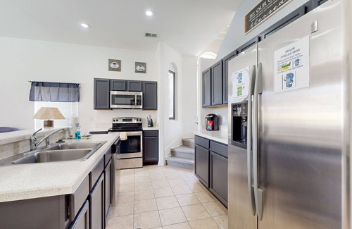 Vizcay House | Spacious Retreat with private pool, screened patio, AC, & washer/dryer