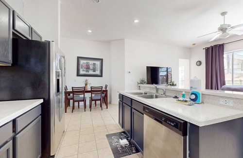 Vizcay House | Spacious Retreat with private pool, screened patio, AC, & washer/dryer