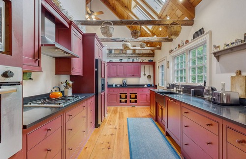 Freeport House | Spacious retreat with peaceful seclusion, Wifi, Patio & BBQ Grill