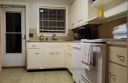 Montclair House | Spacious Retreat within walking distance to UK Campus & Hospital