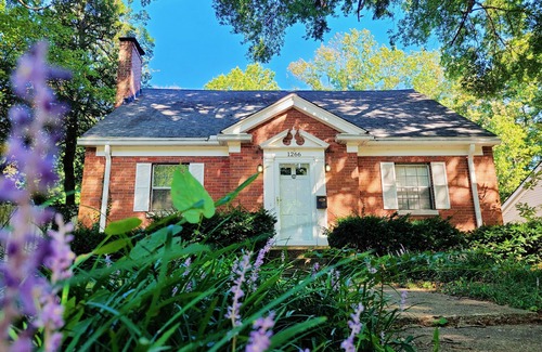 Montclair House | Spacious Retreat within walking distance to UK Campus & Hospital