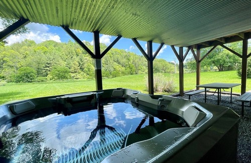 Jefferson Cabin | Spacious Riverfront Cabin w/HotTub,Pet Friendly,PingPong,Stone Frpl