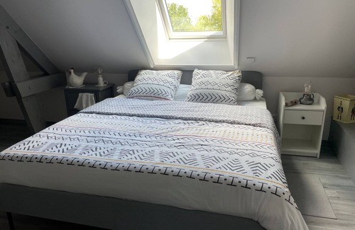 Montreuil-le-Henri Bed & Breakfast | Spacious room with pool and private parking