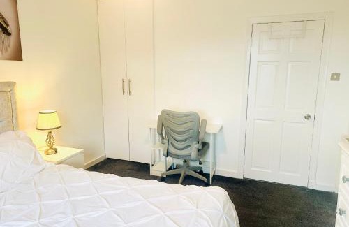 Drumchapel House | Spacious Room in Glasgow West End