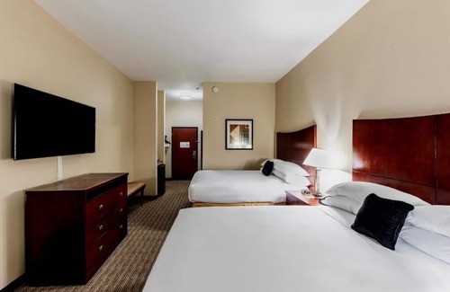 Mineral Wells Hotel | Spacious Room Near State Park Trails with Pool and Gym Access