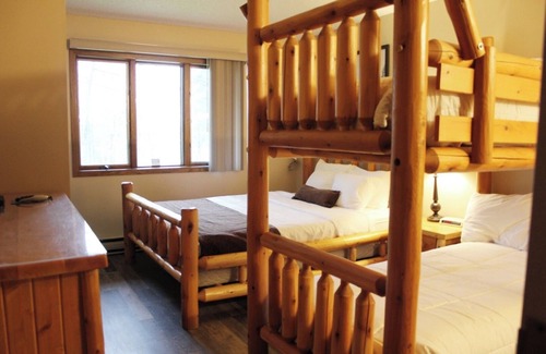 Iron Mountain Hotel | Spacious Room with On-site Dining and Indoor Pool - Ideal for Families