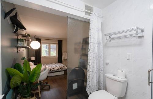Seaton Village House | Spacious Room with Ensuite Bathroom near Subway, Koreatown & UofT