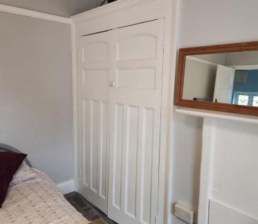 Ashburton House | Spacious Room with Garden in Croydon London