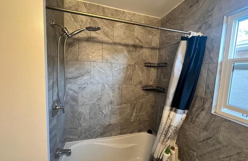 Northeast Edmonton House | Spacious room with TV, Wi-Fi, Netflix, Parking