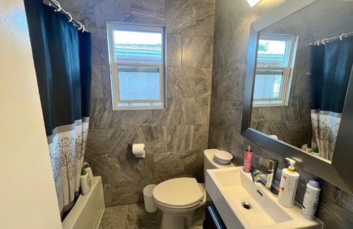 Northeast Edmonton House | Spacious room with TV, Wi-Fi, Netflix, Parking