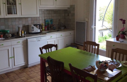 Riom House | Spacious rooms at the inhabitant With large beds Very bright TV