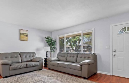 Berwick House | Spacious & Roomy 4BR Home in Central DSM