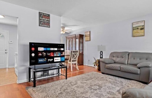 Berwick House | Spacious & Roomy 4BR Home in Central DSM