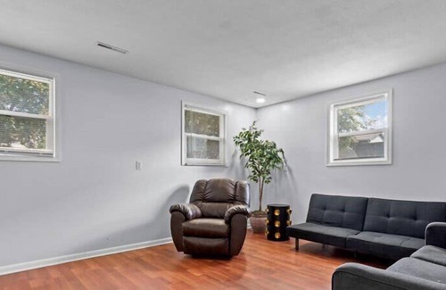 Berwick House | Spacious & Roomy 4BR Home in Central DSM