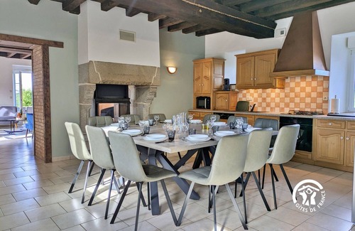 Chantrigne Cottage | Spacious rural retreat in Chantrigné for 14 guests with games room