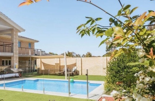Moorooduc House | Spacious rural retreat with heated pool and fireplace