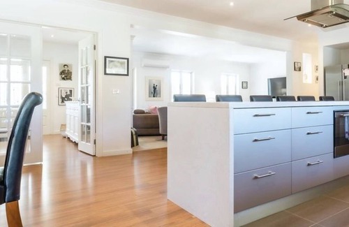 Moorooduc House | Spacious rural retreat with heated pool and fireplace