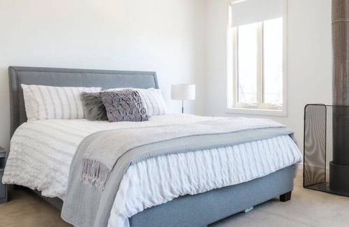Moorooduc House | Spacious rural retreat with heated pool and fireplace