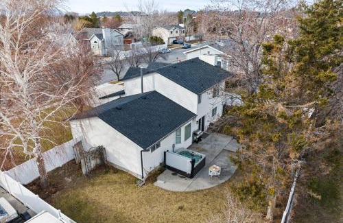 Sandy House | Spacious Sandy Home with Hot Tub & Game room near Ski resorts Park City & Down Town