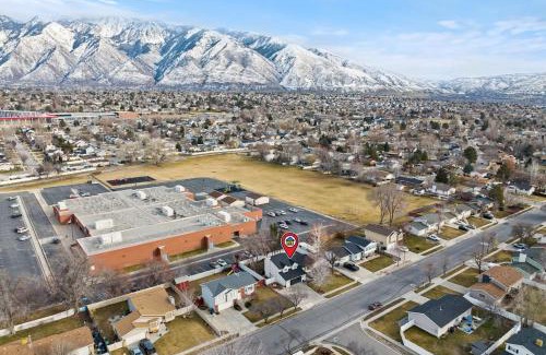 Sandy House | Spacious Sandy Home with Hot Tub & Game room near Ski resorts Park City & Down Town