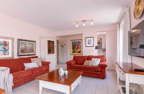 Heist Apartment | Spacious seaside apartment with lovely beach views
