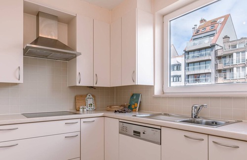 Heist Apartment | Spacious seaside apartment with lovely beach views