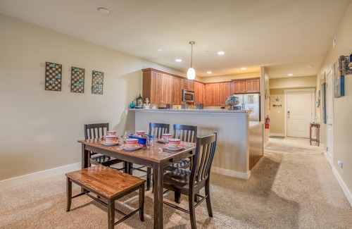 Seaside Condo | Spacious Seaside Condo has Riverfront Views, Queen Suite, Just Blocks from Beach