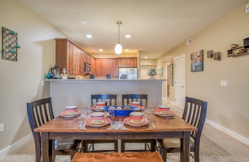 Seaside Condo | Spacious Seaside Condo has Riverfront Views, Queen Suite, Just Blocks from Beach