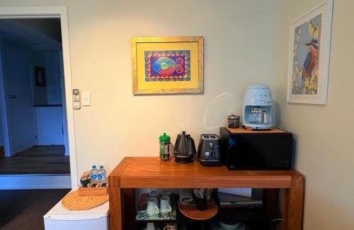 Kohimarama House | Spacious & Secluded Bush-View Suite in Kohimarama