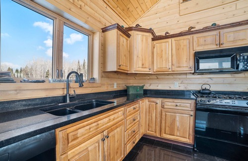 Maple House | Spacious, Secluded Retreat with Rustic Charm