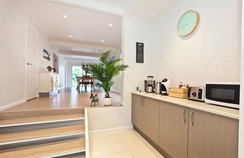 Burleigh Waters House | Spacious & Secure Family Beach Oasis