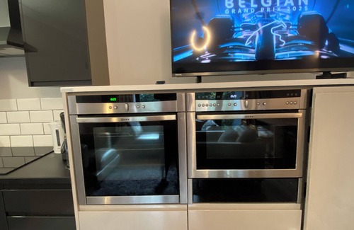 Benfleet Apartment | Spacious self-contained 2-bed apartment with a fully equipped kitchen dinner.