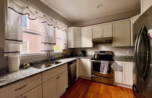 Salem House | Spacious, serene, lovely, centrally located 2-bedroom home in Salem - sleeps 4