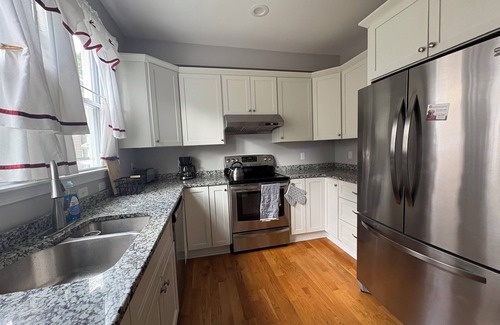 Salem House | Spacious, serene, lovely, centrally located 2-bedroom home in Salem - sleeps 4
