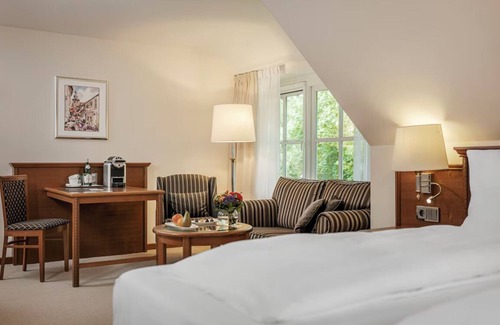 Ootmarsum Hotel | Spacious, Serene, & Tranquil Retreat Overlooking the Park & Near Art Galleries