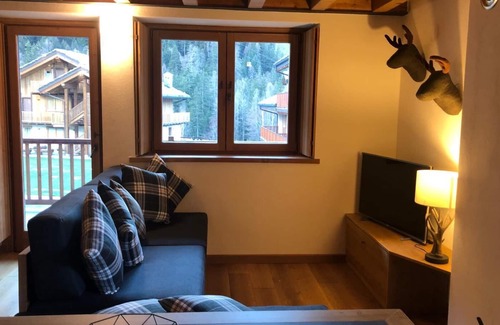 La Thuile Apartment | Spacious Serviced 3 Bedroom home in Jardin Des Alpes Complex-5* Montana Lodge
