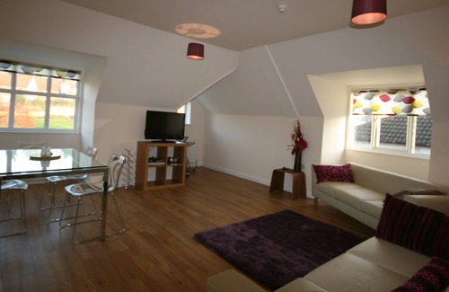Aylesbury Apartment | SPACIOUS SERVICED APARTMENT 2 BEDROOMS & 2 BATHROOMS IN THE HEART OF AYLESBURY.